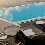 Cosmopolitan - Small Luxury Of The World מלון