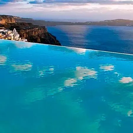 Cosmopolitan - Small Luxury Of The World Fíra